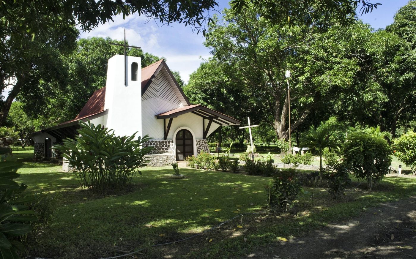 Templo de la comunidad El Pelón de la Bajura rodeado de áreas verdes