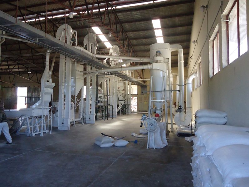 Interior de la planta de pilado de arroz de Melonicsa