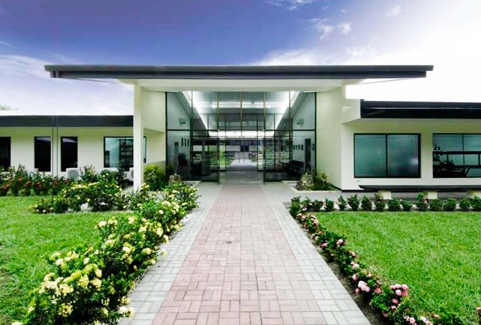 Entrada de las oficinas centrales de Grupo Pelón, con jardines al frente